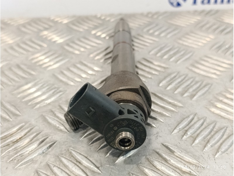Recambio de inyector para volkswagen golf vii lim. 1.6 tdi dpf referencia OEM IAM 04L130277G  0445110477