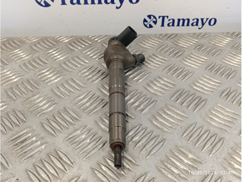 Recambio de inyector para volkswagen golf vii lim. 1.6 tdi dpf referencia OEM IAM 04L130277G  0445110477