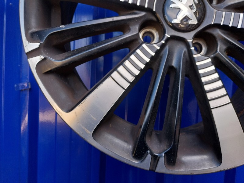 Recambio de llanta para peugeot 208 1.2 16v vti referencia OEM IAM 9808137577  00468772014