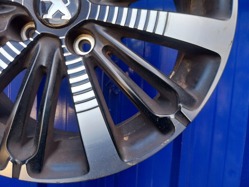 Recambio de llanta para peugeot 208 1.2 16v vti referencia OEM IAM 9808137577  00468772014