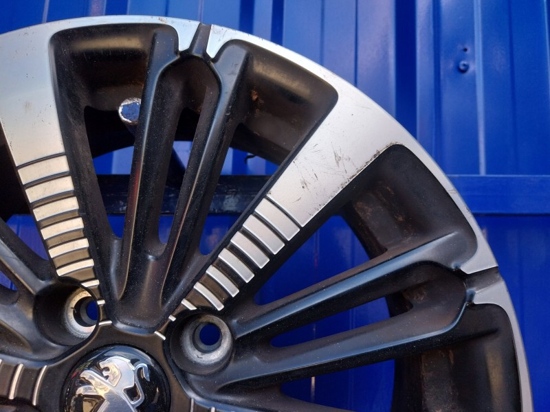 Recambio de llanta para peugeot 208 1.2 16v vti referencia OEM IAM 9808137577  00468772014