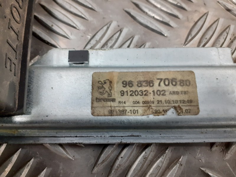 Recambio de elevalunas trasero derecho para peugeot 5008 sport pack referencia OEM IAM 9683670680  912032102