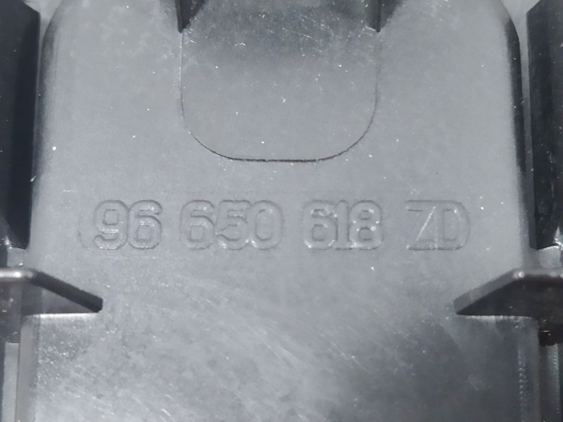 Recambio de mando elevalunas delantero derecho para peugeot 5008 sport pack referencia OEM IAM 96650618ZD  