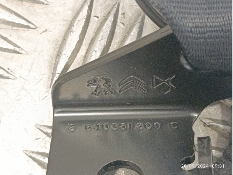 Recambio de anclaje cinturón trasero izquierdo para opel corsa f referencia OEM IAM 6403047ETD  2640351300C