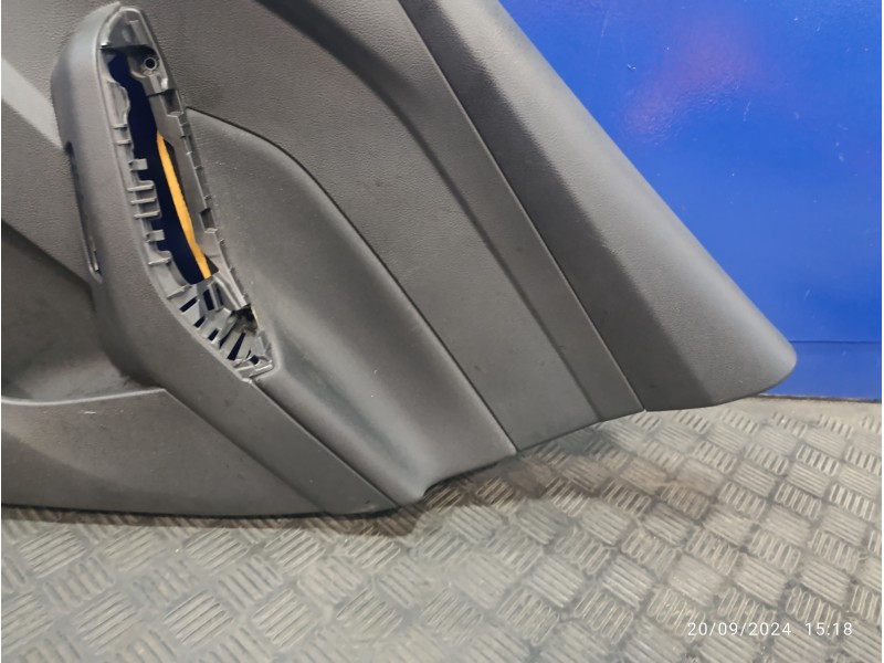 Recambio de guarnecido puerta trasera derecha para ford focus lim. black&red referencia OEM IAM F1EBA27406EB1F50  