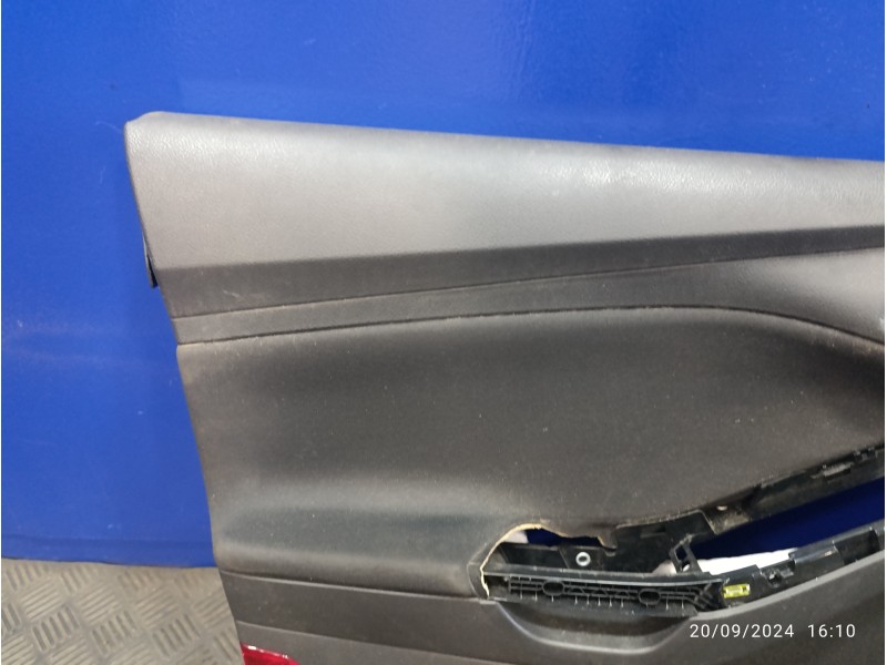 Recambio de guarnecido puerta delantera izquierda para ford focus lim. black&red referencia OEM IAM F1EBA23943BB1F50  