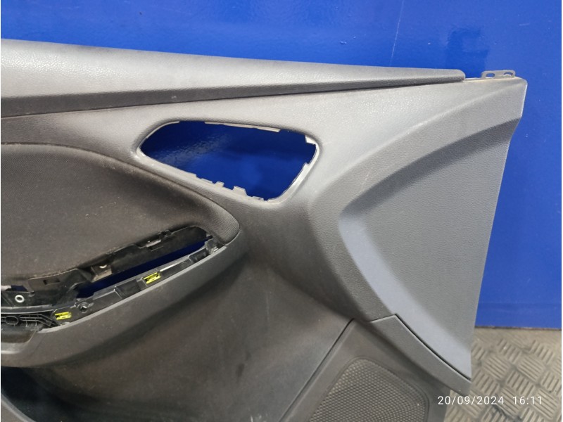 Recambio de guarnecido puerta delantera izquierda para ford focus lim. black&red referencia OEM IAM F1EBA23943BB1F50  