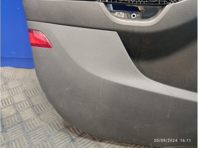 Recambio de guarnecido puerta delantera izquierda para ford focus lim. black&red referencia OEM IAM F1EBA23943BB1F50  