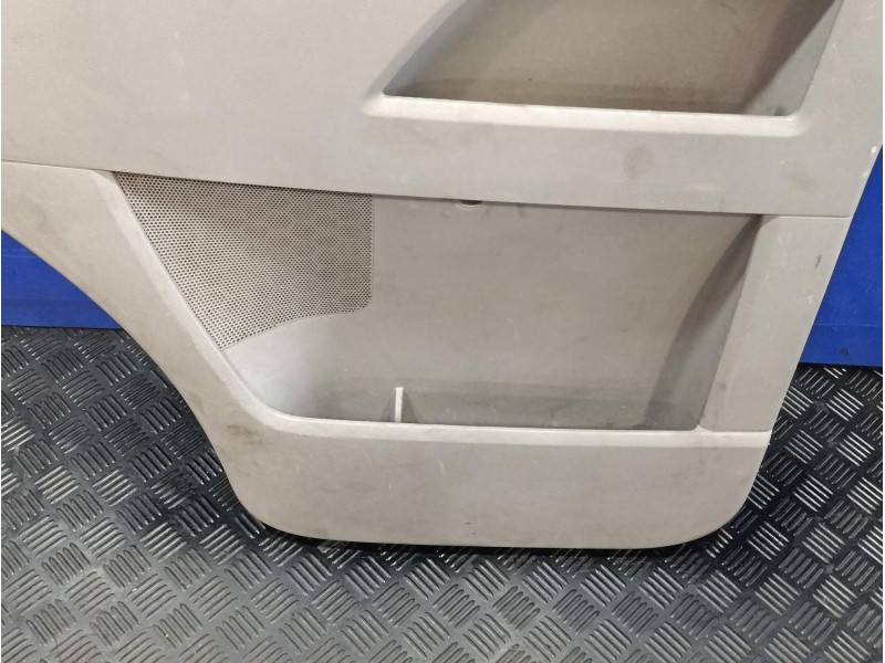 Recambio de guarnecido puerta delantera derecha para volkswagen t5 transporter (7e) 2.0 tdi referencia OEM IAM 7E2867104A  