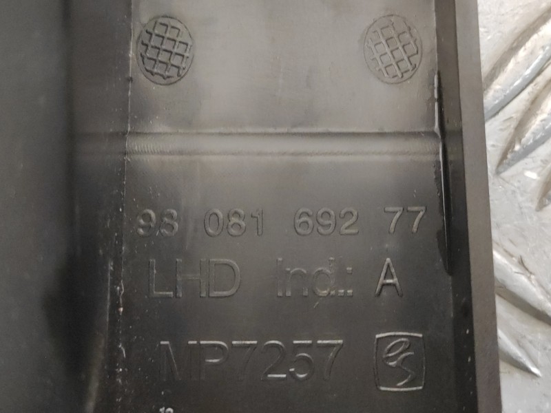 Recambio de moldura para toyota proace referencia OEM IAM 9808169277  