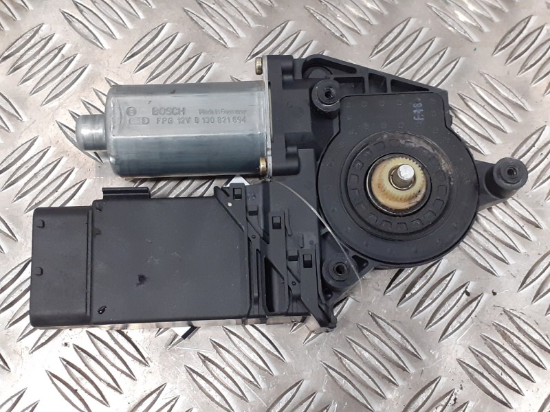 Recambio de motor elevalunas delantero derecho para volkswagen passat variant (3b6) 1.9 tdi referencia OEM IAM 3B4837752LB 97001
