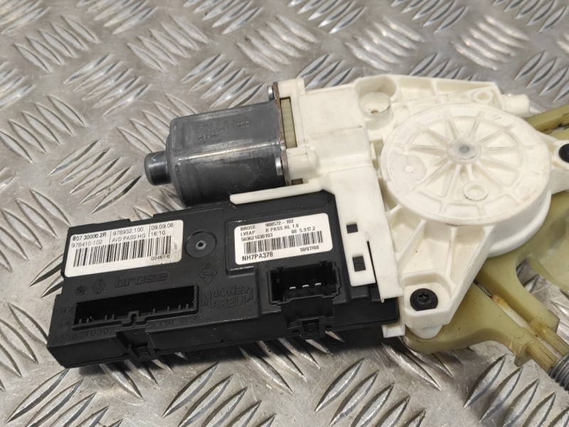 Recambio de elevalunas delantero derecho para renault laguna iii laguna iii referencia OEM IAM 807300002R 503621030103 978932100