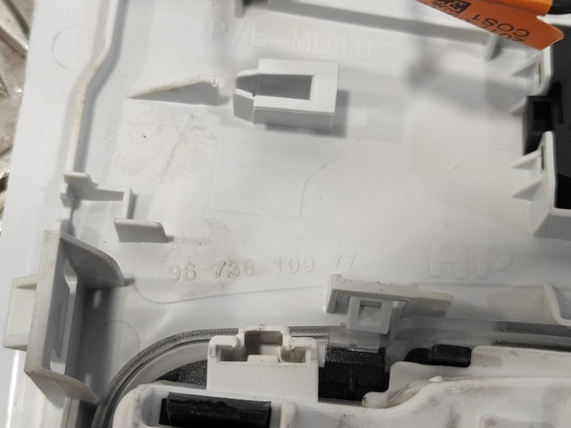 Recambio de luz interior para peugeot 2008 (--.2013) 1.2 12v e-thp referencia OEM IAM 9673810977  