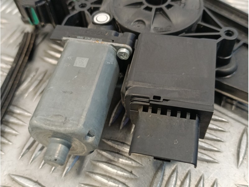 Recambio de elevalunas delantero izquierdo para peugeot 3008 1.2 12v e-thp referencia OEM IAM 9811848780  0130824069