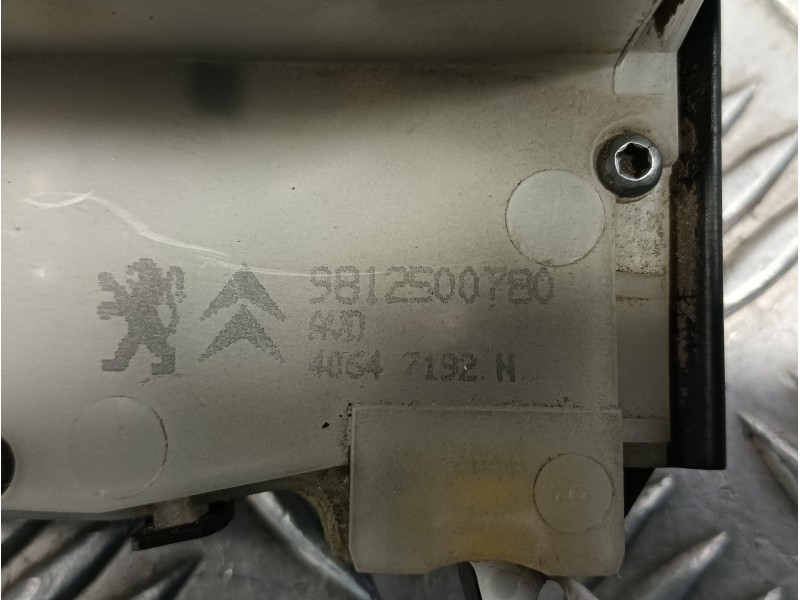 Recambio de cerradura puerta delantera derecha para peugeot 208 1.2 16v vti referencia OEM IAM 9812500780  