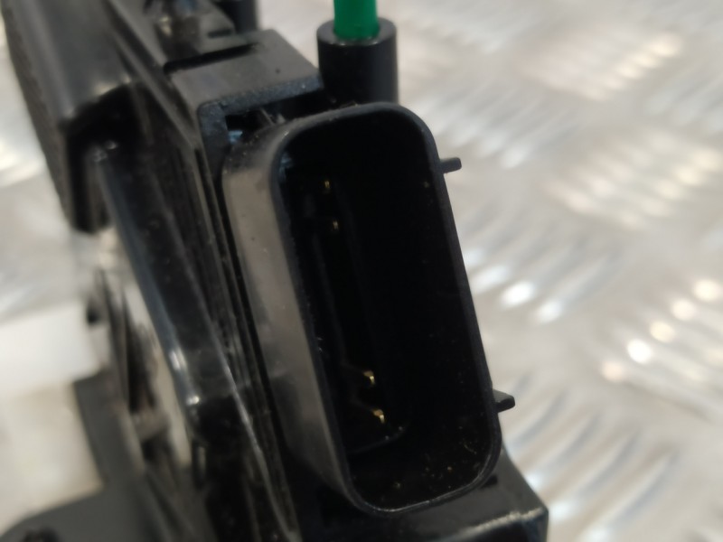 Recambio de cerradura puerta delantera derecha para ssangyong tivoli premium 4x2 referencia OEM IAM 7122035000  