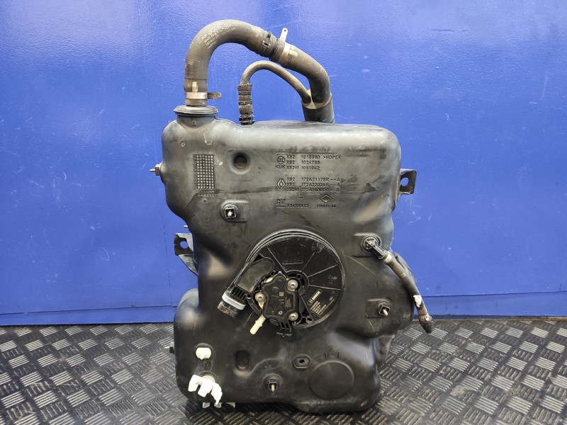 Recambio de deposito adblue para renault master iii master iii referencia OEM IAM 172A21178R 172A28000R 172A22038R