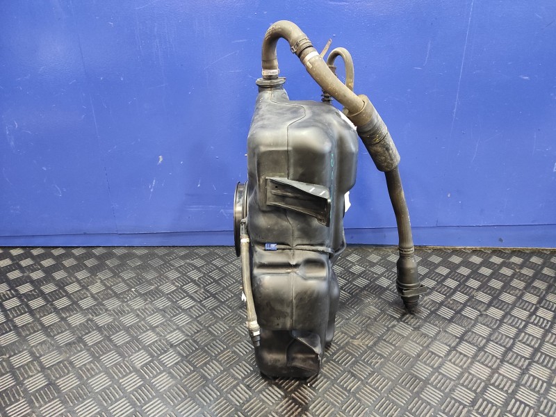 Recambio de deposito adblue para renault master iii master iii referencia OEM IAM 172A21178R 172A28000R 172A22038R