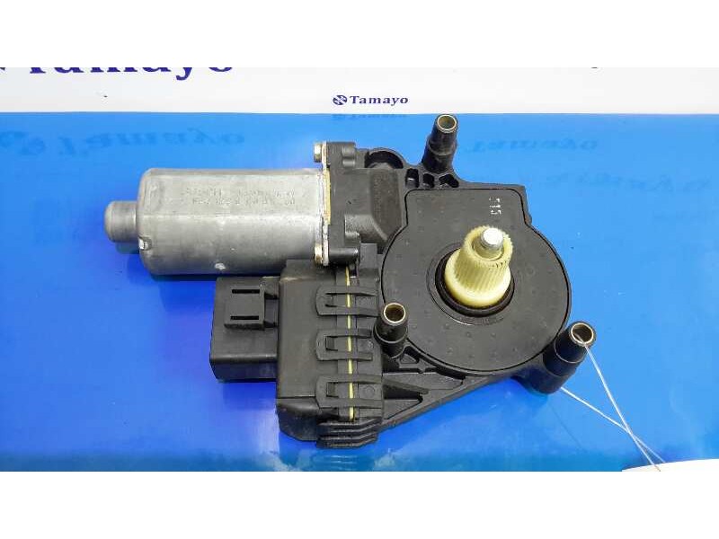 Recambio de motor elevalunas delantero derecho para audi a4 avant (b5) 1.9 tdi referencia OEM IAM 0130821786  
