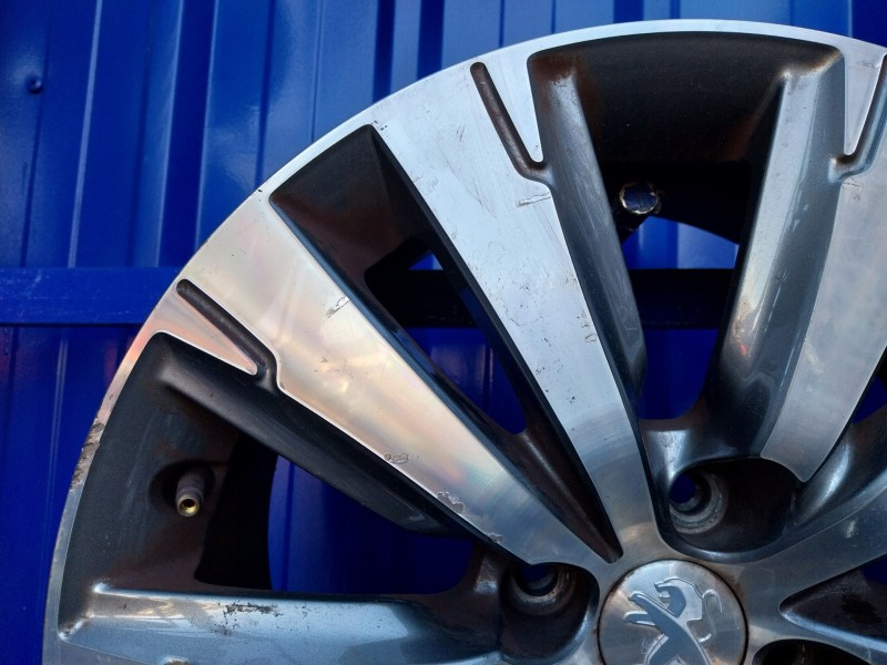 Recambio de llanta para peugeot 3008 1.6 16v referencia OEM IAM 9802462377  