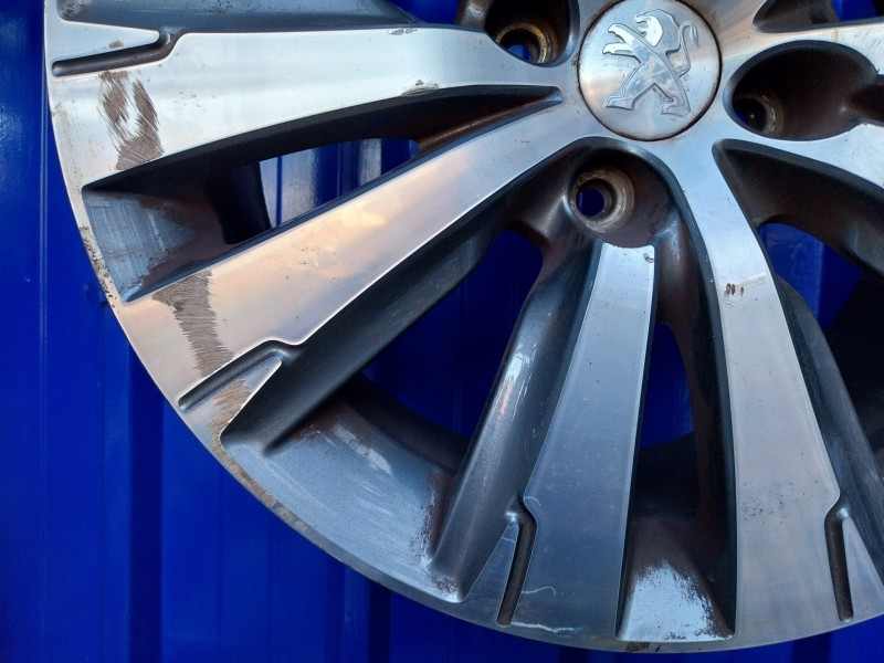 Recambio de llanta para peugeot 3008 1.6 16v referencia OEM IAM 9802462377  