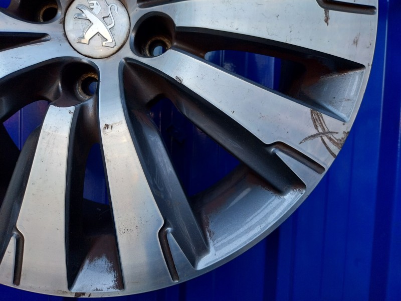 Recambio de llanta para peugeot 3008 1.6 16v referencia OEM IAM 9802462377  