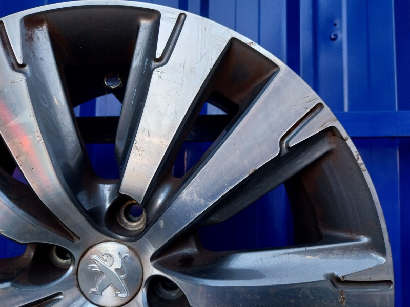 Recambio de llanta para peugeot 3008 1.6 16v referencia OEM IAM 9802462377  