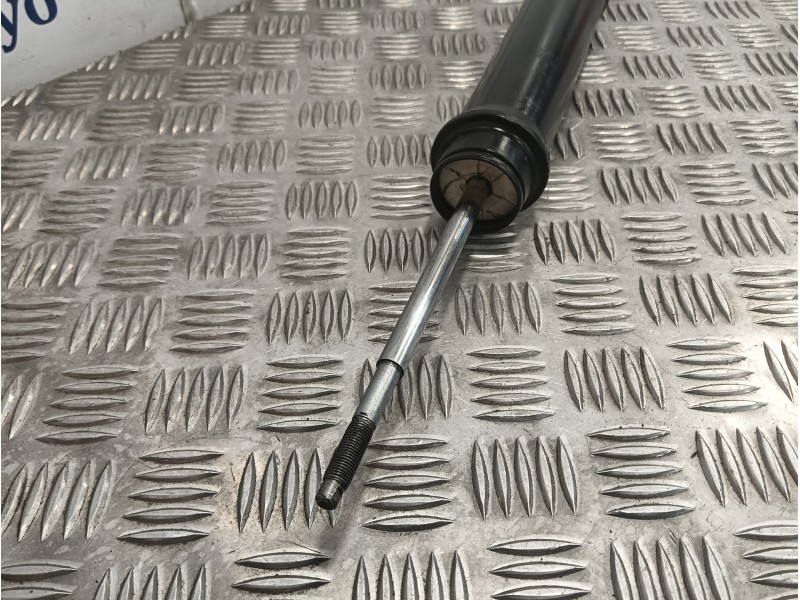 Recambio de amortiguador trasero izquierdo para renault clio v 1.0 tce referencia OEM IAM 562103002R  