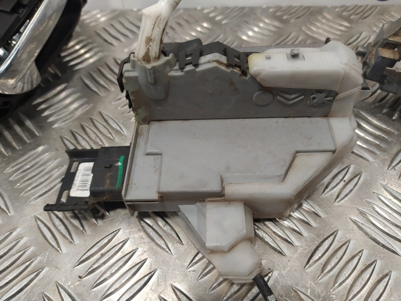 Recambio de cerradura puerta trasera derecha para peugeot 5008 sport pack referencia OEM IAM   