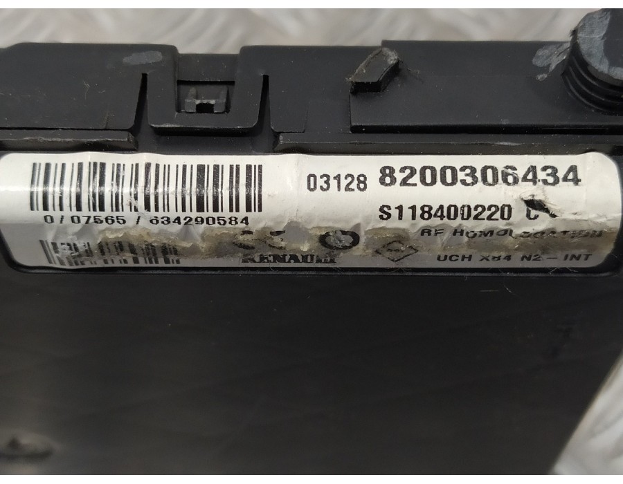 Recambio de caja reles / fusibles para renault megane ii familiar 1.9 dci diesel referencia OEM IAM 8200306434  S118400200C