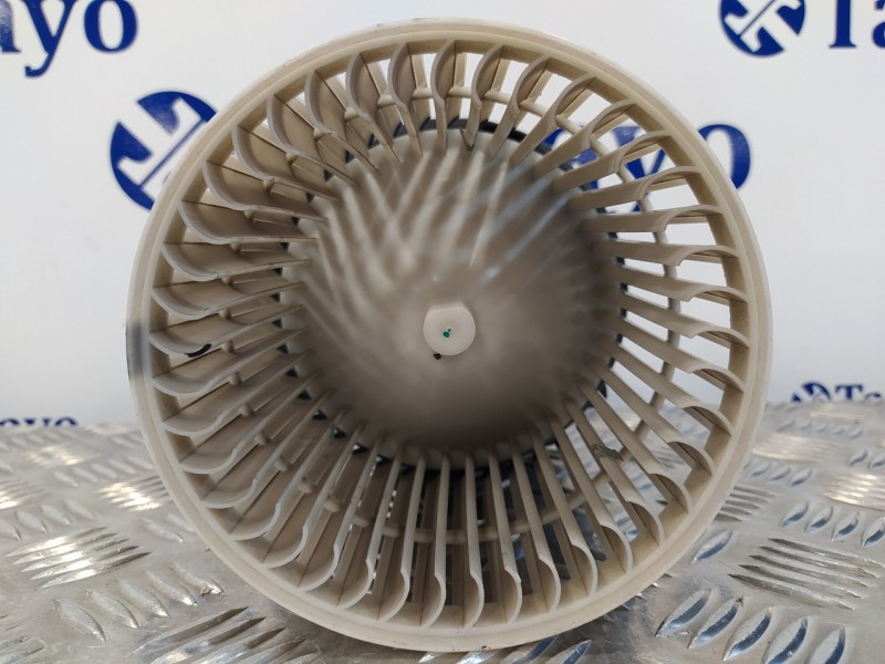 Recambio de motor calefaccion para ssangyong tivoli premium 4x2 referencia OEM IAM 4051076  