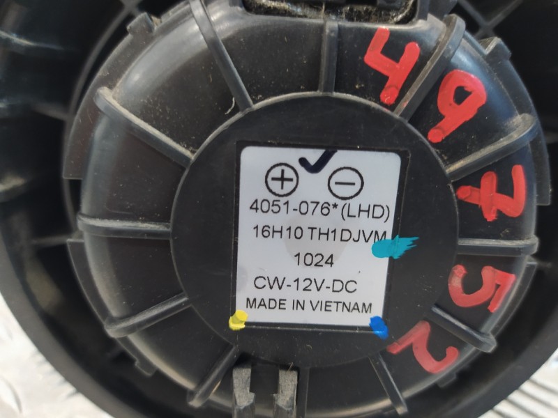 Recambio de motor calefaccion para ssangyong tivoli premium 4x2 referencia OEM IAM 4051076  