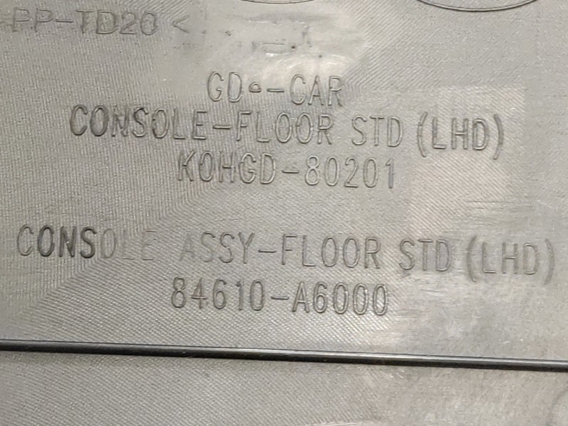 Recambio de consola central para hyundai i30 (gd) 1.4 cat referencia OEM IAM 84610A6000  