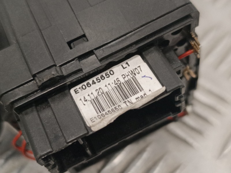 Recambio de mando limpia para dacia lodgy 1.6 cat referencia OEM IAM E10645650  