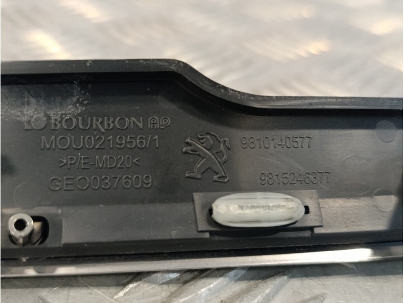 Recambio de moldura para peugeot 3008 1.2 12v e-thp referencia OEM IAM 9810140577  
