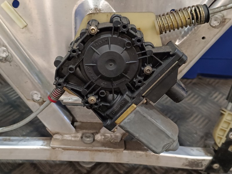 Recambio de elevalunas delantero derecho para audi tt (8n3/8n9) 1.8 20v turbo referencia OEM IAM 8N8837730  E006267008