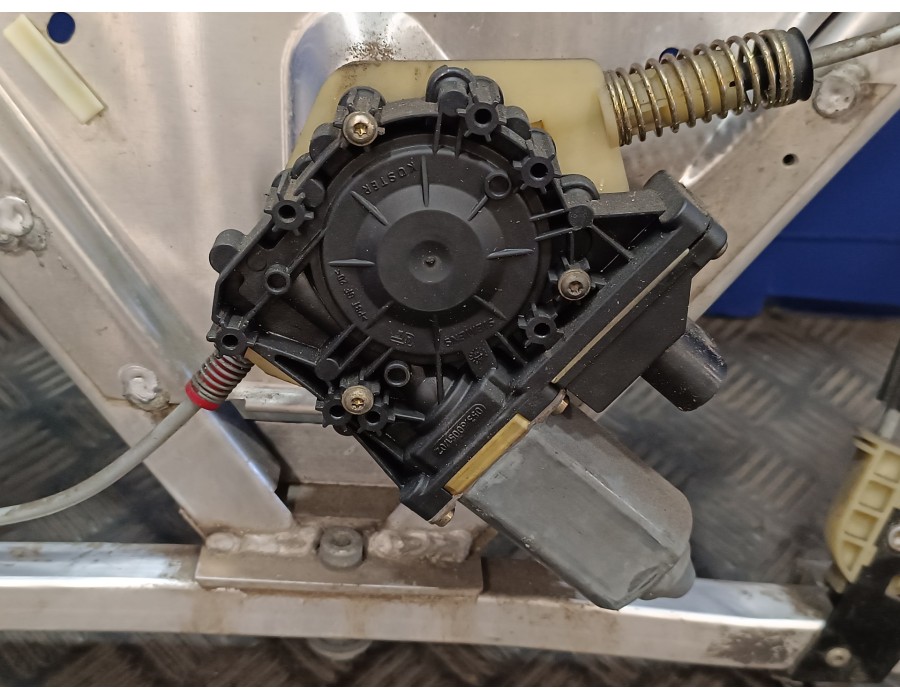 Recambio de elevalunas delantero derecho para audi tt (8n3/8n9) 1.8 20v turbo referencia OEM IAM 8N8837730  E006267008