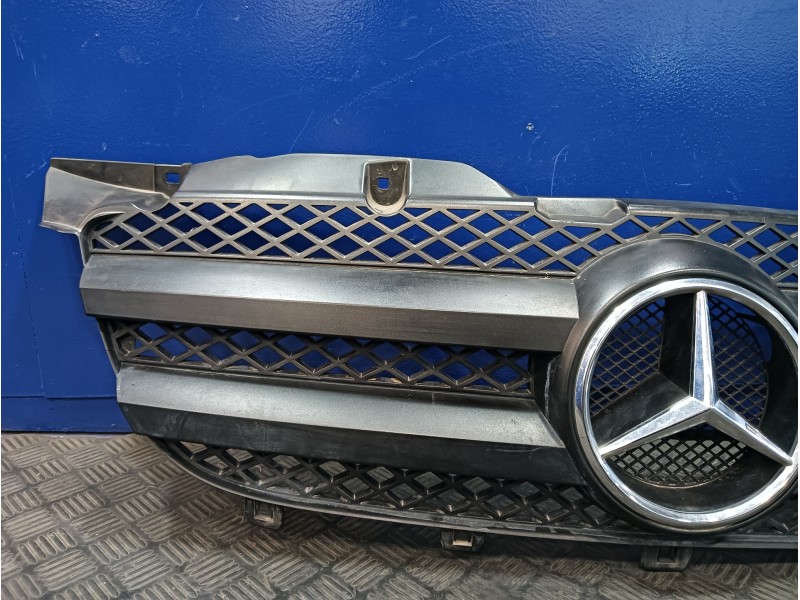 Recambio de rejilla delantera para mercedes-benz sprinter 02.00  caja cerrada referencia OEM IAM A9068800385  A9068800285