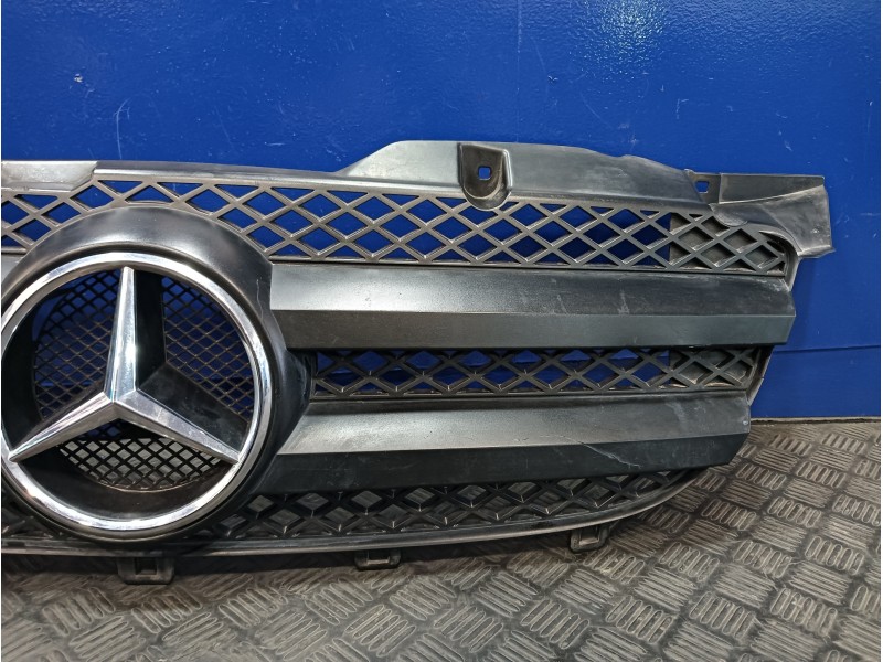 Recambio de rejilla delantera para mercedes-benz sprinter 02.00  caja cerrada referencia OEM IAM A9068800385  A9068800285