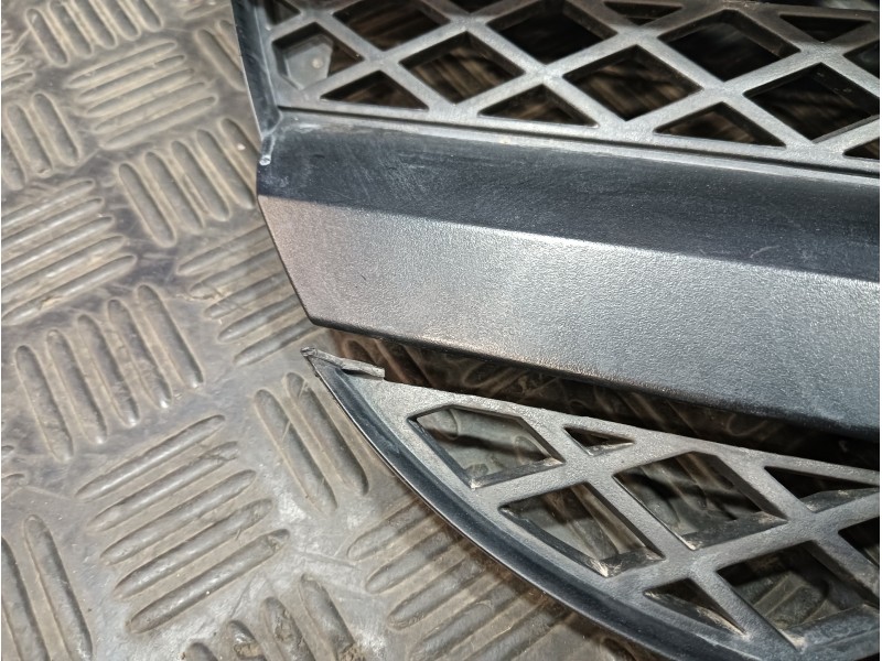 Recambio de rejilla delantera para mercedes-benz sprinter 02.00  caja cerrada referencia OEM IAM A9068800385  A9068800285