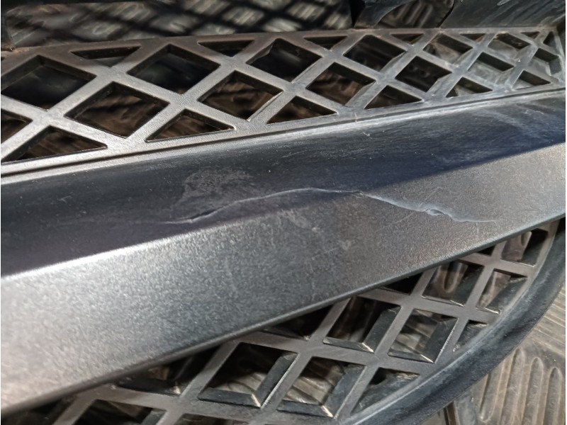 Recambio de rejilla delantera para mercedes-benz sprinter 02.00  caja cerrada referencia OEM IAM A9068800385  A9068800285