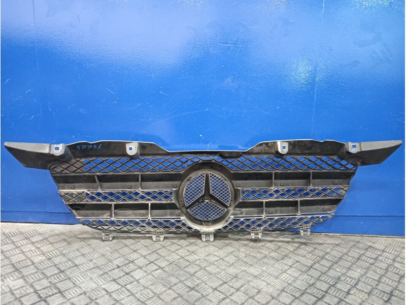 Recambio de rejilla delantera para mercedes-benz sprinter 02.00  caja cerrada referencia OEM IAM A9068800385  A9068800285