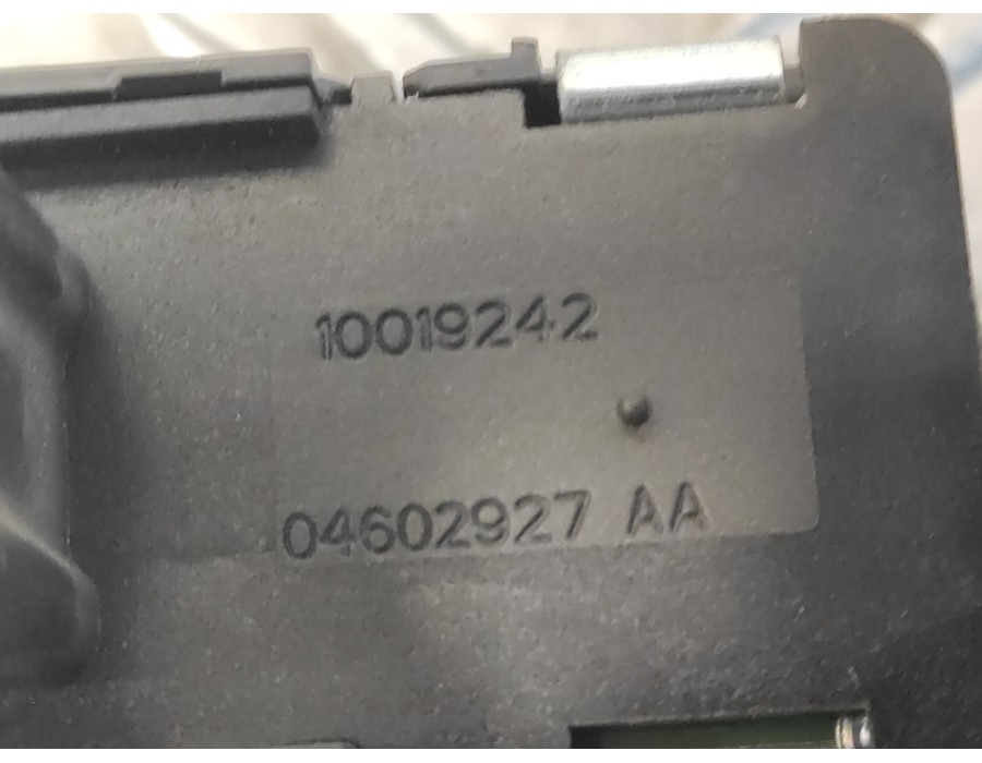 Recambio de mando elevalunas trasero izquierdo para chrysler grand voyager 2.8 crd cat referencia OEM IAM 10019242  04602927AA