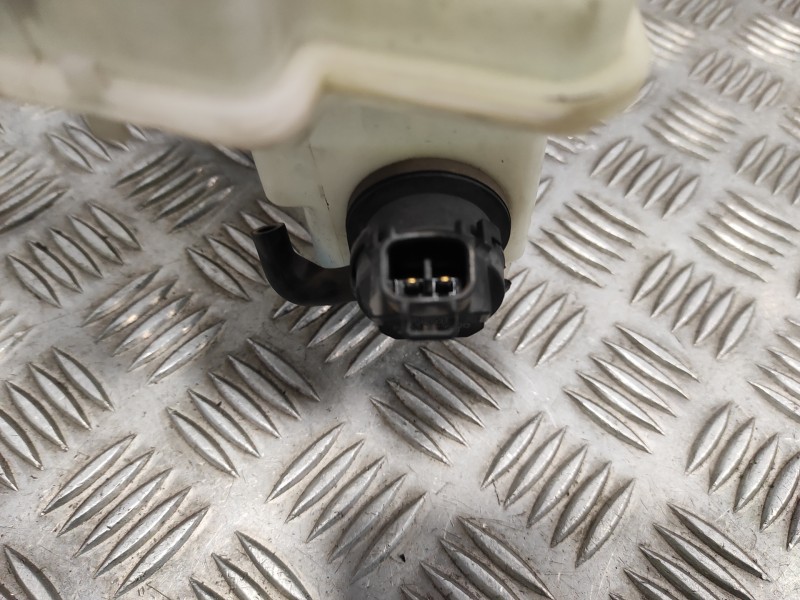 Recambio de deposito limpia para mazda 5 berl. (cr) referencia OEM IAM 860142721  