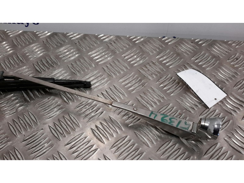 Recambio de brazo limpia delantero izquierdo para seat 124 1430 referencia OEM IAM 20347  