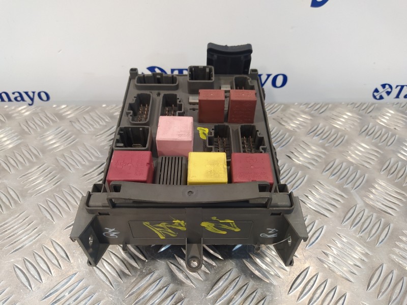 Recambio de caja reles / fusibles para renault espace iv (jk0) 2.2 dci turbodiesel referencia OEM IAM 8200447438A  518837117