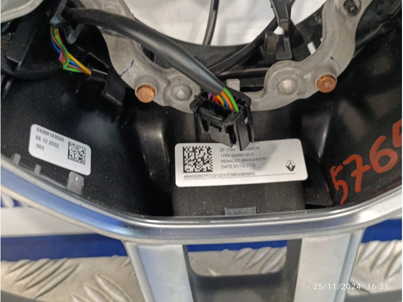 Recambio de volante para renault clio v 1.0 tce referencia OEM IAM 484002607R  34268120D