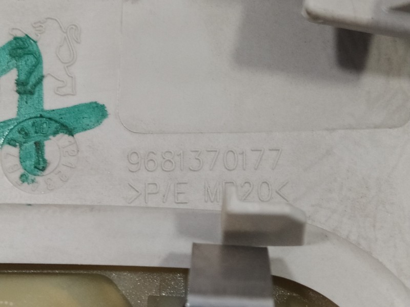 Recambio de luz interior para peugeot 308 sw referencia OEM IAM 9681370177  