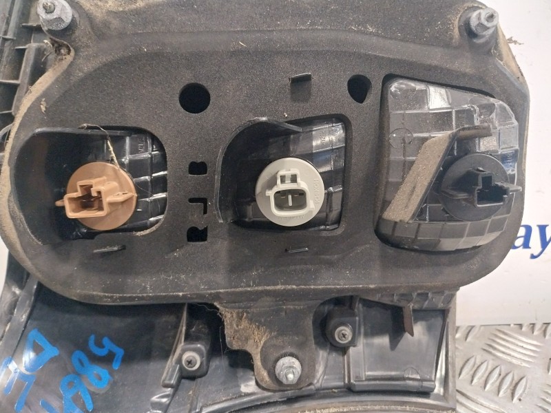 Recambio de piloto trasero derecho para toyota iq referencia OEM IAM 8155174010  