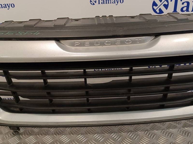 Recambio de rejilla delantera para peugeot boxer furgón 2.2 hdi fap cat referencia OEM IAM 1314847070  